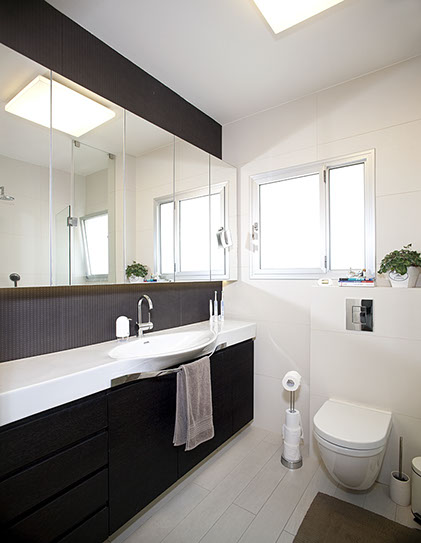 An Apartment Location: Tel Aviv Architect: Dorith Jaffe Kaminker Photography: Binyamin Adam