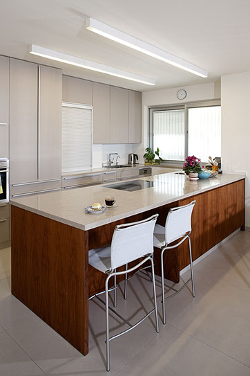 An Apartment Location: Tel Aviv Architect: Dorith Jaffe Kaminker Photography: Binyamin Adam